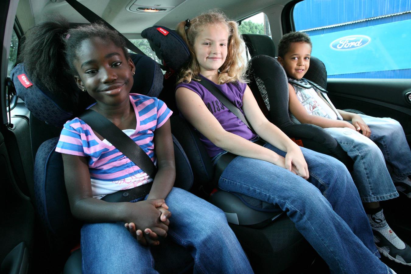 对于三年来的孩子，汽车中的座位规定是什么？