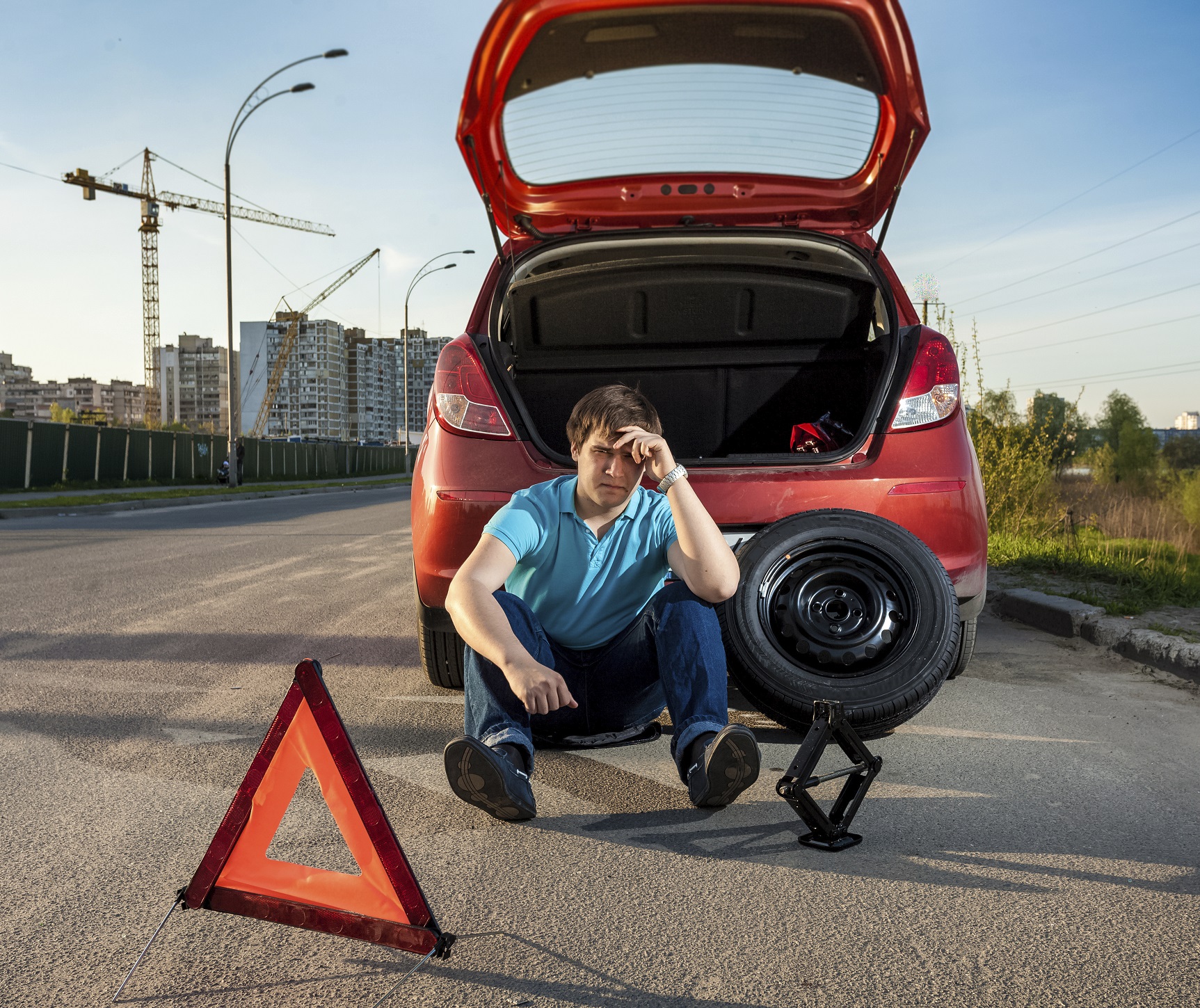 当您的车辆静止并导致阻塞时，可能会使用危险警告灯