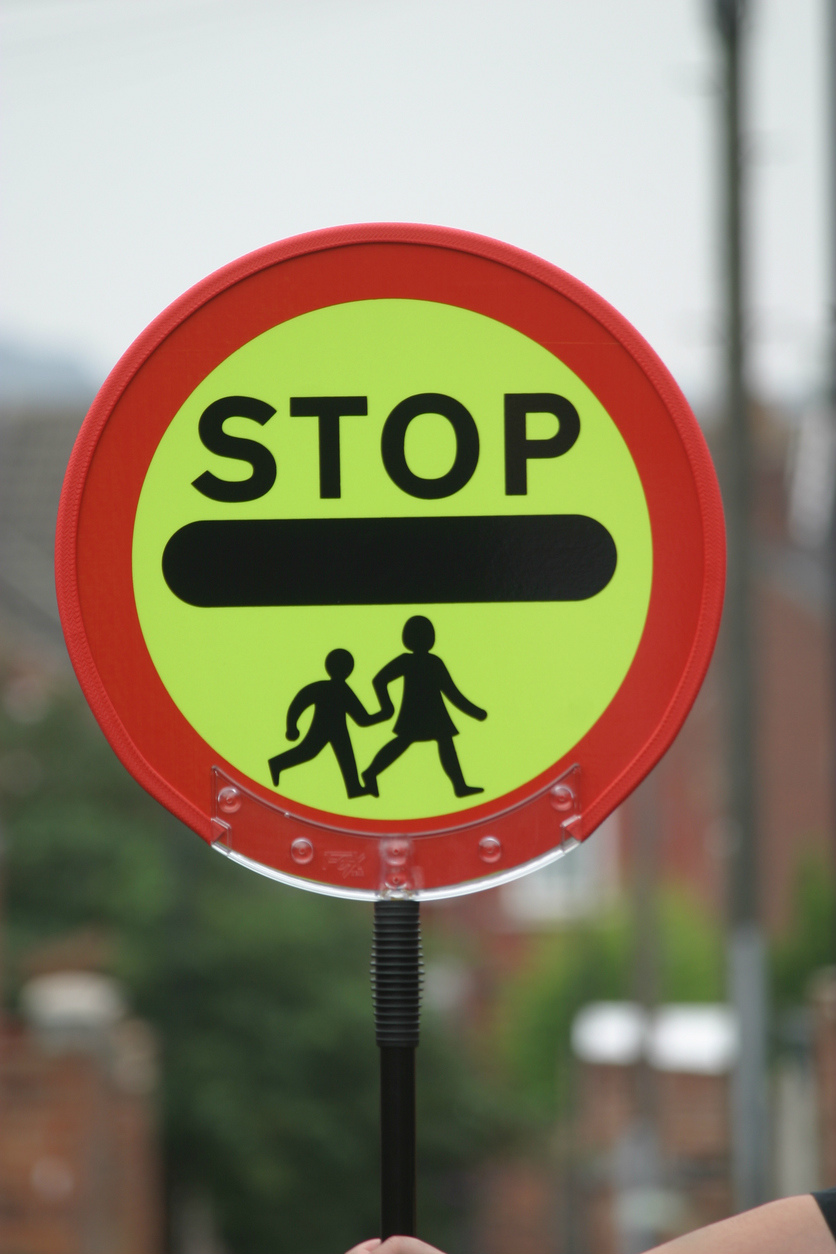 公路法规对学校过马路巡逻队有什么建议?