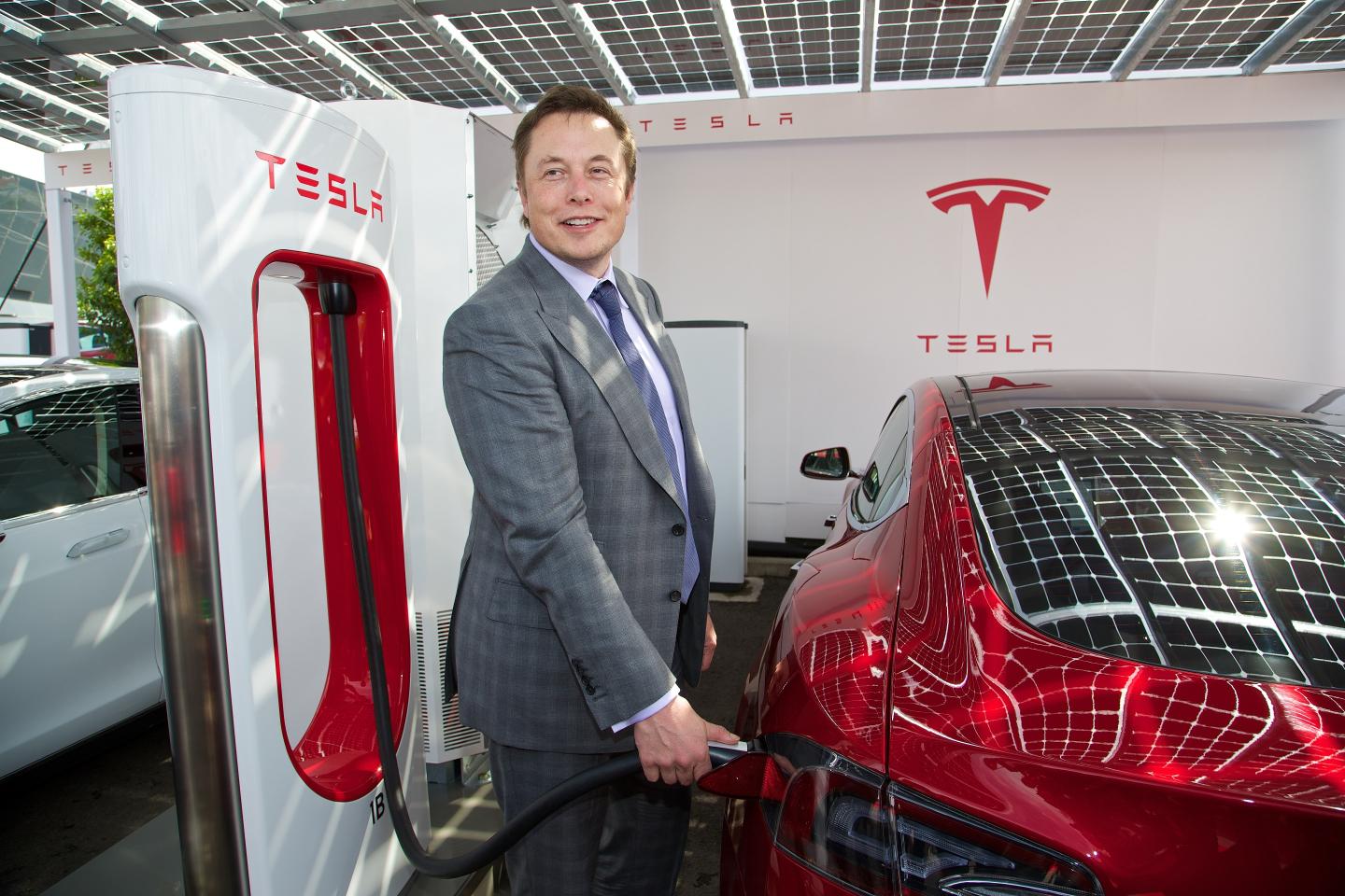 Elon Musk在投资特斯拉之前如何让他的财富？