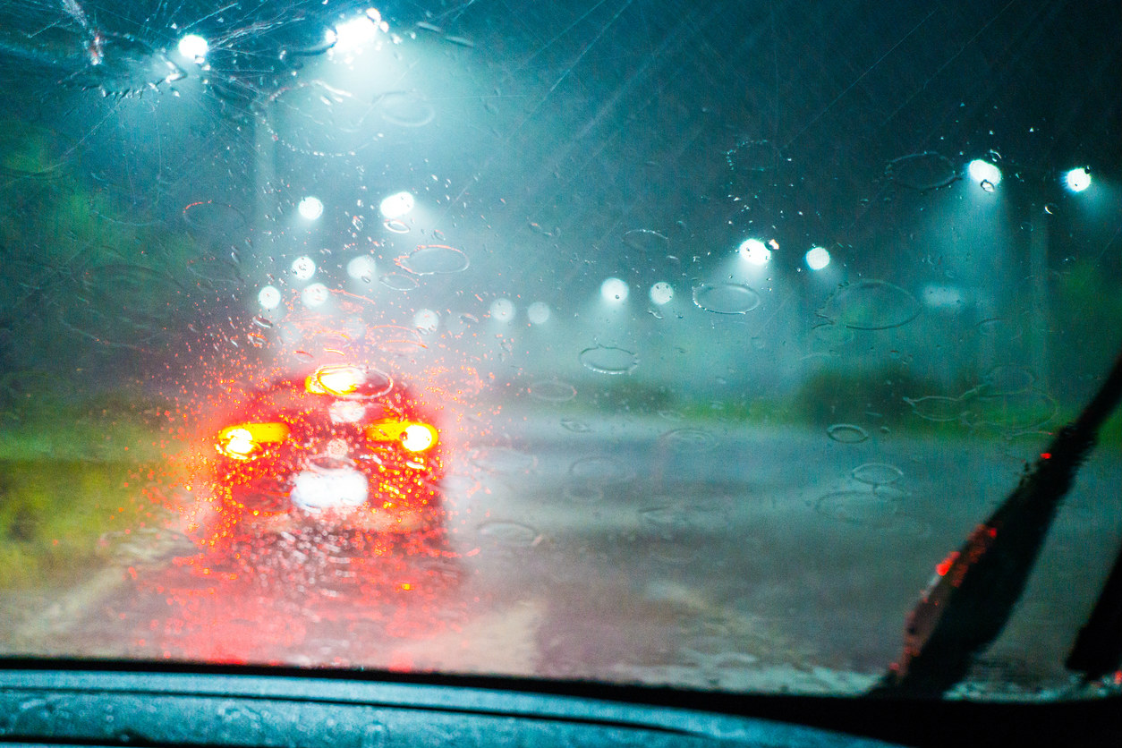 当道路潮湿或湿滑时，前面应该是汽车的最小差距？