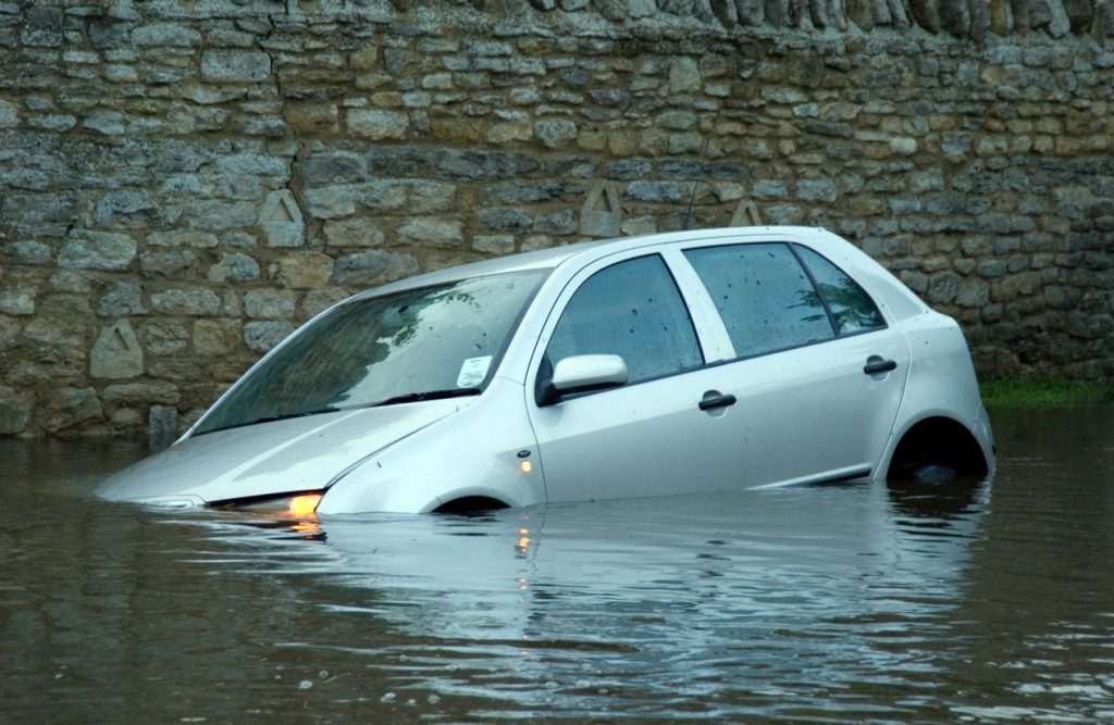 洪水损坏的汽车